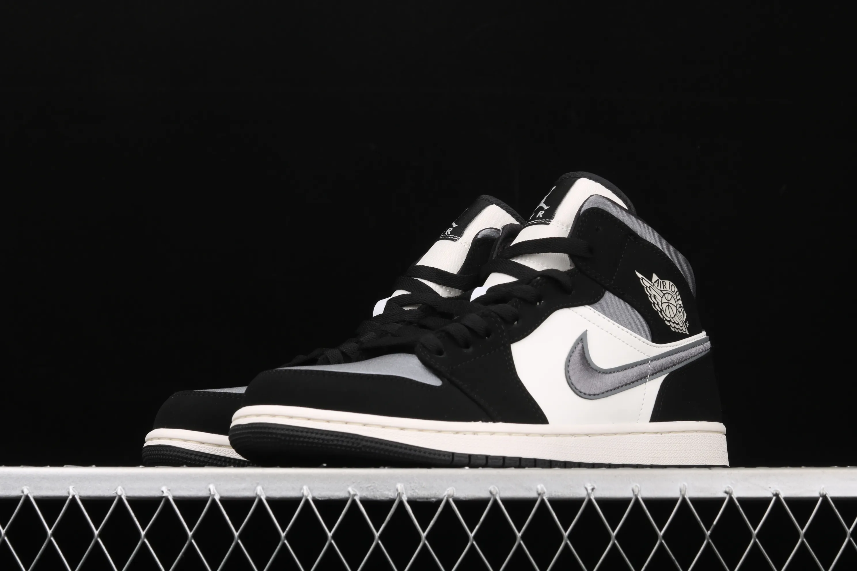 All Categories Air Jordan Jordan Series Basketball Shoes Air Jordan 1 Mid Air Jordan 1 Mid AJ1 Joe 1 Silk Earl Embroidery Thread Hook Mid-top Basketball Shoes 852542-011
